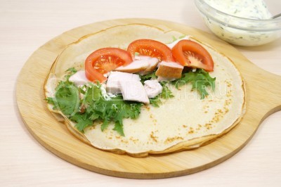 Добавить ломики помидора и кусочки копченой курицы.