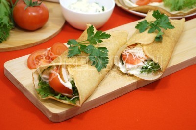 Блины Цезарь с копченой курицей