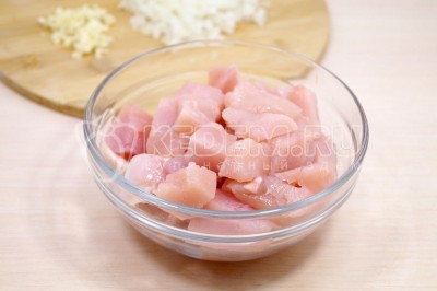 300 грамм куриного филе нарезать кусочками.
