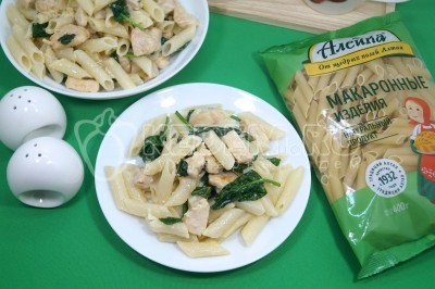 Макароны с курицей и шпинатом