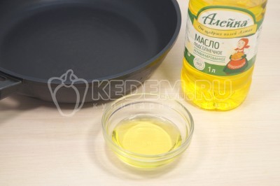 На сковороде разогреть 3 столовые ложки натурального подсолнечного масла ТМ «Алейка».