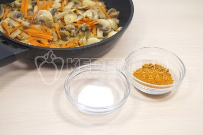 Добавить 1/2 чайной ложки соли и 1/2 чайной ложки специй для плова.