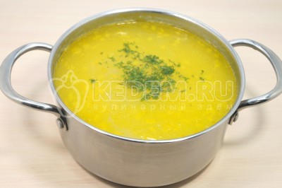 Добавить в конце в постный рассольник с рисом мелко нашинкованный укроп. Подсолить при необходимости по вкусу.