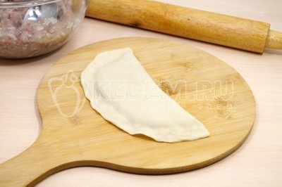 Продублировать вилкой край чебурека.