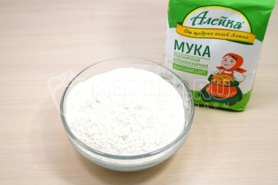 В другую миску отмерить 300 грамм муки.
