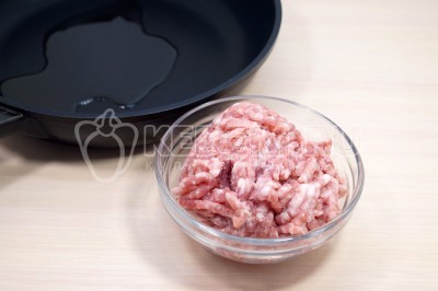 Добавить 200 грамм мясного фарша.