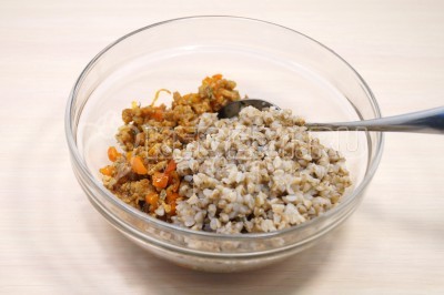 Смешать мясную начинку и отварную гречку в миске.