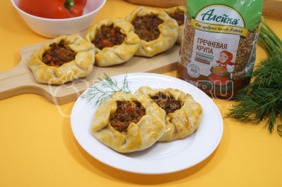 Галеты с фаршем, гречкой и овощами