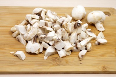 Чтобы приготовить гнезда с курицей и грибами на сковороде нужно 100 грамм свежих шампиньонов нарезать кубиками.