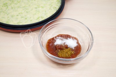 Для соуса смешать 2 столовые ложки томатной пасты, 1/2 чайной ложки сахара, 1/4 чайной ложки соли и 1 щепотку прованских сушеных трав.