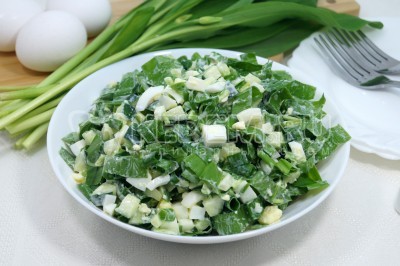 Салат с черемшой, яйцом и огурцом