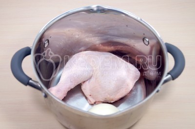 Чтобы приготовить щи с молодой капустой и ячневой крупой нужно в кастрюлю сложить один куриный окорочок и небольшую очищенную луковицу. Влить 3 литра воды и поставить вариться до закипания.