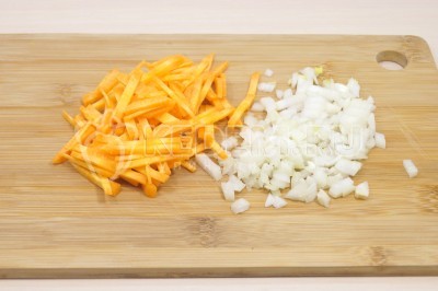 Мелко нашинковать вторую луковицу, соломкой нарезать морковь.