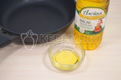 На сковороде разогреть 3 столовые ложки натурального подсолнечного масла.