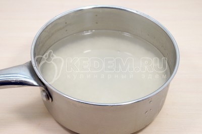 Выложить рис в сотейник. Добавить 400 миллилитров воды.