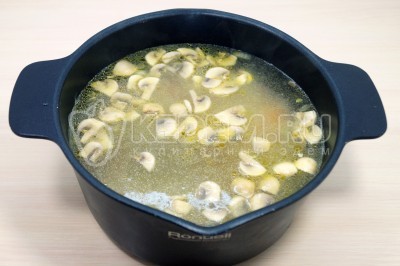 Влить 1,5 литра воды в кастрюлю.