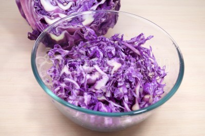 Чтобы приготовить салат с красной капустой, копченой куриной грудкой и кукурузой нужно 300 грамм красно кочанной капусты нашинковать в большую миску.