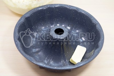 Форму для выпечки смазать сливочным маслом.