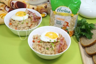 Жареная овсянка с беконом и яйцом