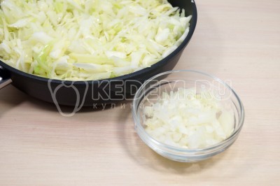 Добавить нашинкованный лук.