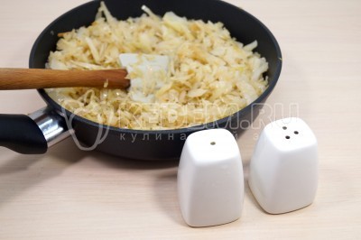 Добавить 1/2 чайной ложки соли и 1 щепотку черного молотого перца.