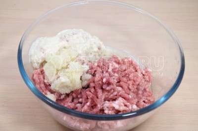 Перекрутить через мясорубку свинину, очищенный лук и замоченный в молоке батон.