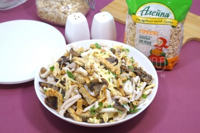 Салат с овсяными блинчиками, кальмарами и жареными шампиньонами готов.