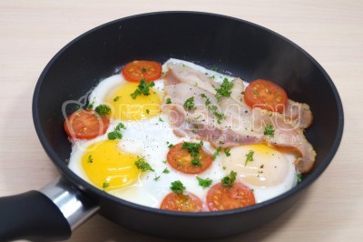 Добавить 1 щепотку соли, черный молотый перец по вкусу и мелко нарубленную зелень петрушки. Готовить еще 1 минуту.