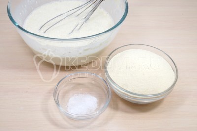 Добавить манную крупу и 1/2 чайной ложки соли в миску с мукой и молоком.