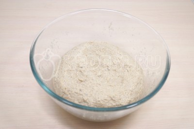 Тесто обмять руками.