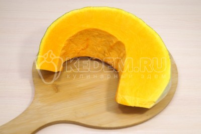 200 грамм тыквы очистить и нарезать мелкими кубиками.
