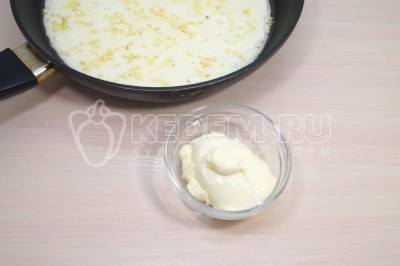 Добавить 2 столовые ложки плавленого сыра. Готовить на медленном огне до полного растворения сыра.