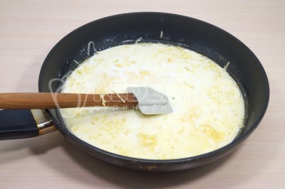 Добавить тертый сыр в сковороду и готовить, помешивая, 2-3 минуты на медленном огне.