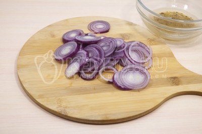 Две красные луковицы нарезать кольцами.