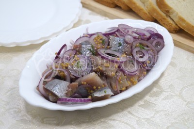 Закуска из сельди с луком и зернистой горчицей готова. Украсить зеленью укропа и подавать к столу.
