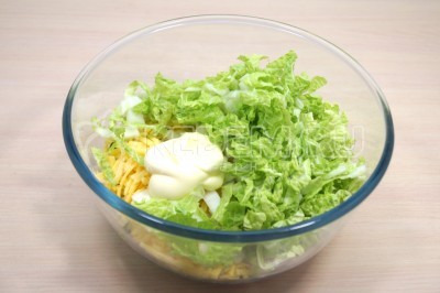 Заправить 2 столовыми ложками майонеза и при необходимости посолить по вкусу.