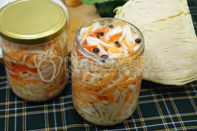 Маринованная капуста в банках готова. Можно подавать к столу. Хранить капусту в холодильнике.