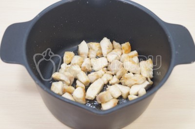 Куриное филе обжарить, помешивая, 5-7 минут до золотистого цвета.