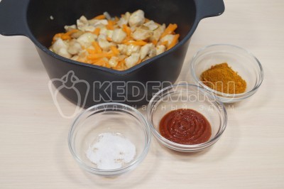 К мясу с овощами добавить 1/2 чайной ложки соли, 2 столовые ложки томатной пасты и 1 чайную ложку специй для плова.