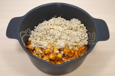 Добавить ячневую крупу с мясу с овощам и перемешать.