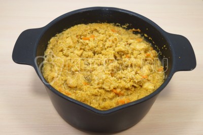 Выключить огонь и оставить плов с курицей и ячневой крупой настаиваться еще на 10-15 минут.