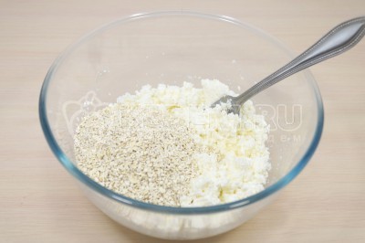 Добавить измельченные овсяные хлопья в творожную массу.
