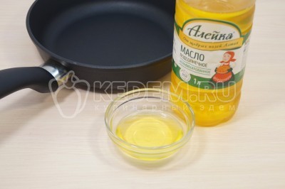 На сковороде разогреть 3 столовые ложки натурального подсолнечного масла.