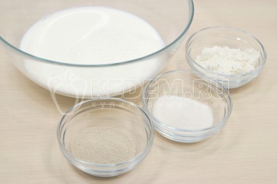 Чтобы приготовить тесто для куринка на сухих дрожжах и молоке нужно в микроволновке в миске подогреть 200 миллилитров молока, так чтобы молоко было теплое. Добавить 1 чайную ложку сухих дрожжей, 1 столовую ложку сахара и 3 столовые ложки муки. Перемешать и оставить на 15 минут.