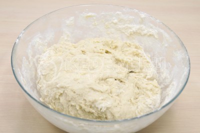 Замесить тесто для курника.