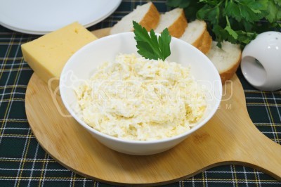Закуска из сыра с чесноком и яйцом готова. Можно подавать к столу.