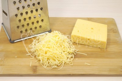 Чтобы приготовить запеканку из курицы с сыром нужно натереть 100 грамм любимого твердого сыра на крупной терке.