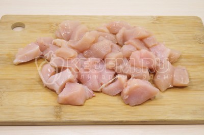 300 грамм куриного филе нарезать небольшими кусочками.