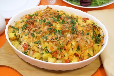 Запеканка из курицы с сыром готова. Можно подавать к столу.