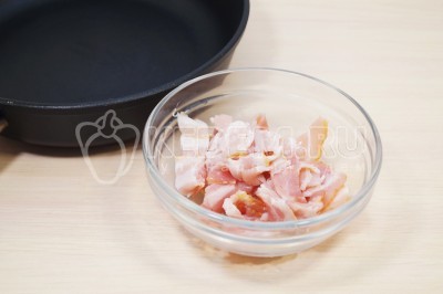 50 грамм сырокопченого бекона нарезать небольшими кусочками.